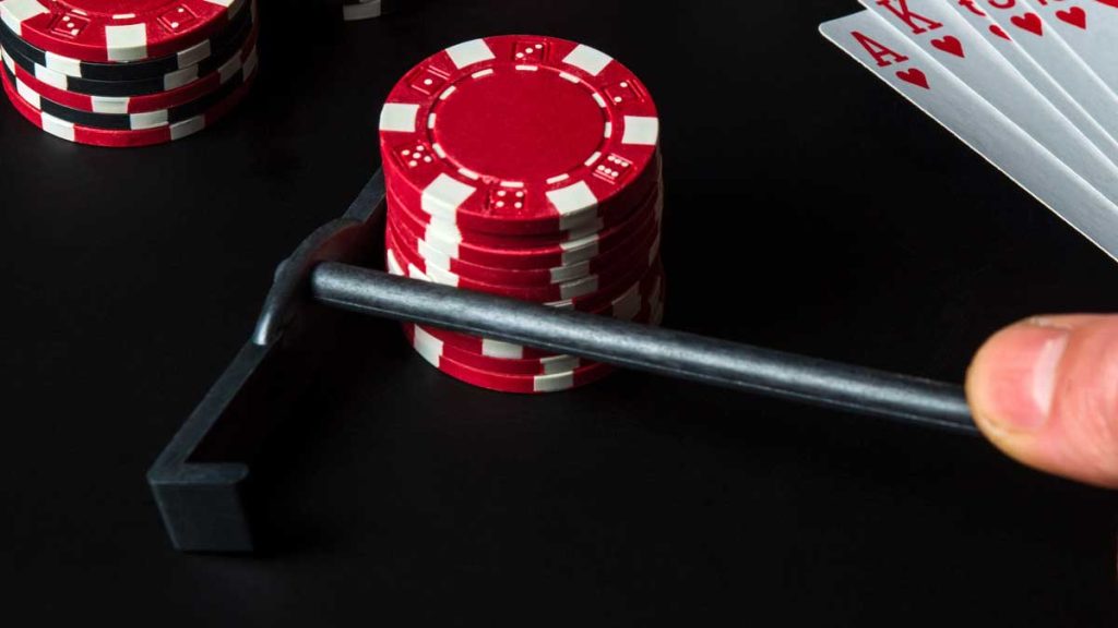How does poker rake structures impact gameplay strategies?